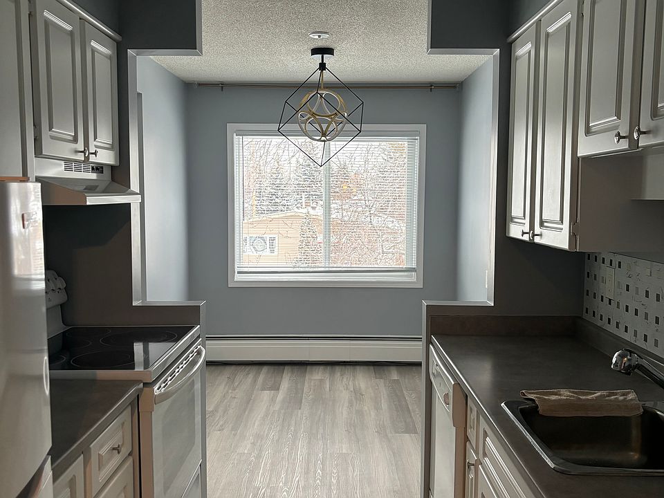 Kitchen leading to the dining room