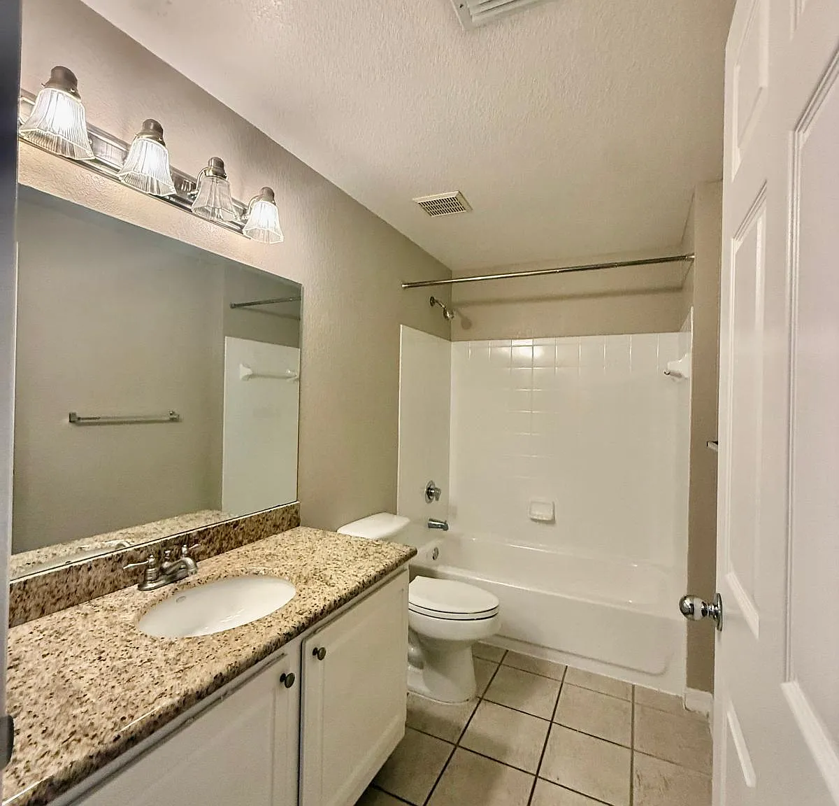 3 bed, 2.0 bath, 1079 sqft, $2,350 — Photo 4