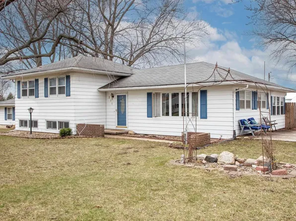 211 Sutton Ave, Elk Run Heights, IA 50707
