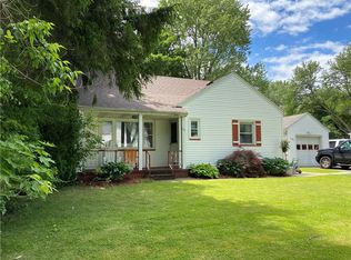 25 Westerleigh Rd, Gates, NY 14606