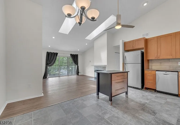 93 Caitlin Ct — Photo 5