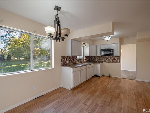4th image of 5297 Oaktree Dr