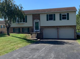 863 E Brandon Dr, Chambersburg, PA 17201