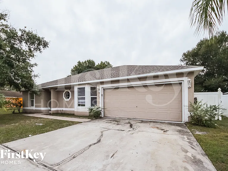 1307 Dover Dr — Photo 2