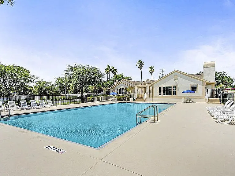 Charleston Place Apartments — Photo 9