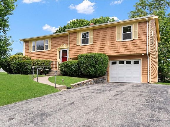 3rd image of 178 Canonchet Dr