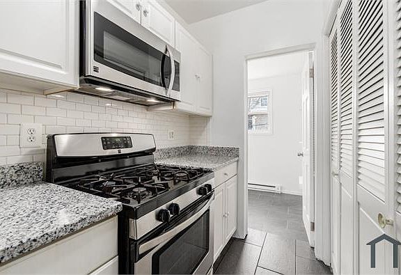 3rd image of 1621 F St NE APT 3