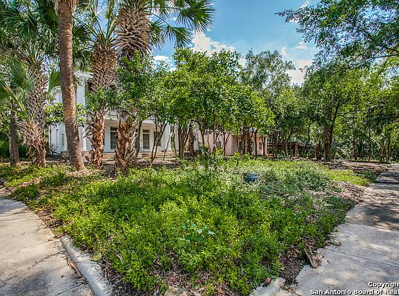 4th image of 101 E Agarita Ave