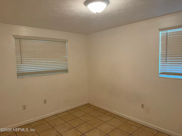 122 N Myrtle St — Photo 10