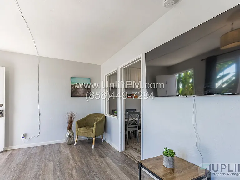 4831 Castle Ave — Photo 8