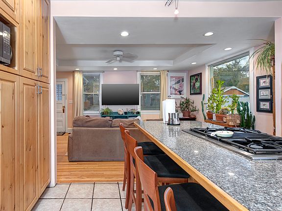 4th image of 752 E Parker Ln