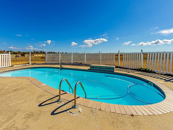 3rd image of 135 Chateau Dr