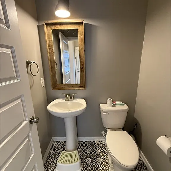 8049 Ellendale Dr — Photo 17