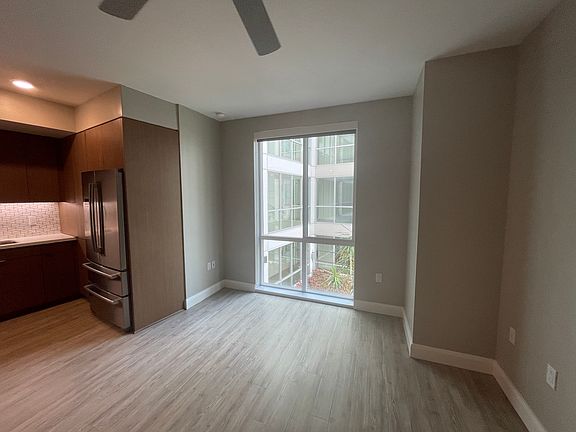 4th image of 605 W Date St #411