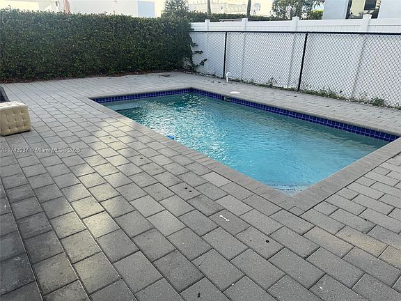 4th image of 7525 NW 101st Pl