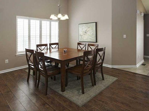 4th image of 1131 Blue Bird Dr