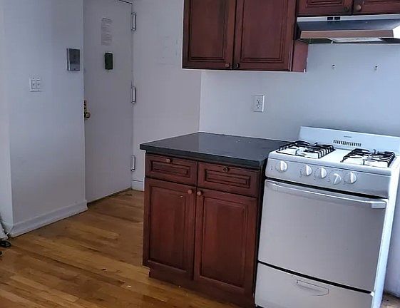 4th image of 208 E 7th St APT 9