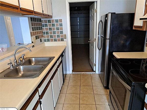 5th image of 1252 Corkwood Cir
