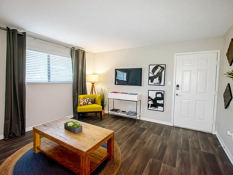 Carlyle Apartments — Photo 22