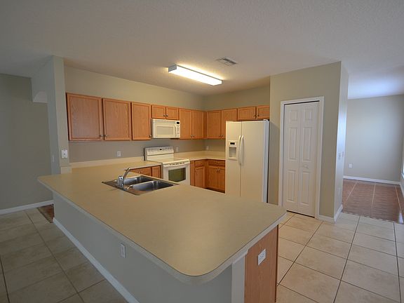 5th image of 250 Abbotsbury Dr