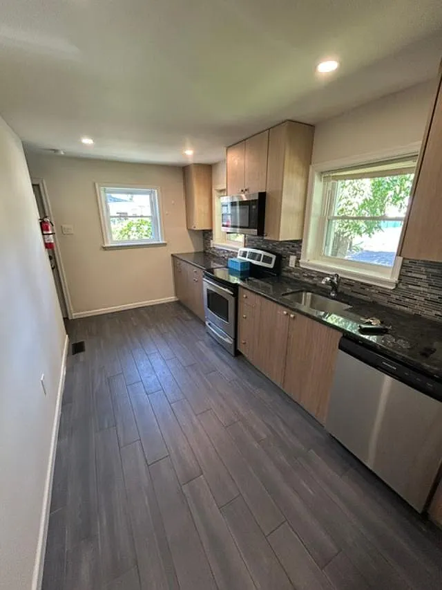 4 bed, 2400 sqft, $3,000 — Photo 3