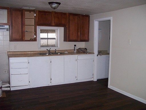 4th image of 211 Coyle Pl