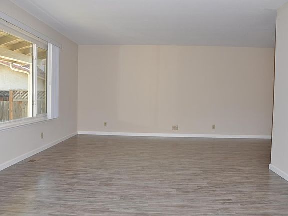 4th image of 233 Purple Glen Dr