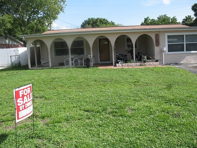 Spacious front yard and covered porch