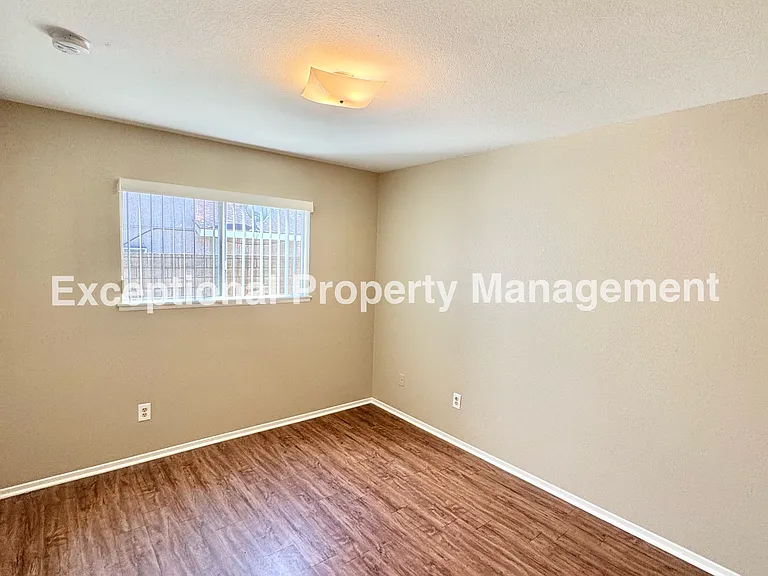 834 W 16th St — Photo 13