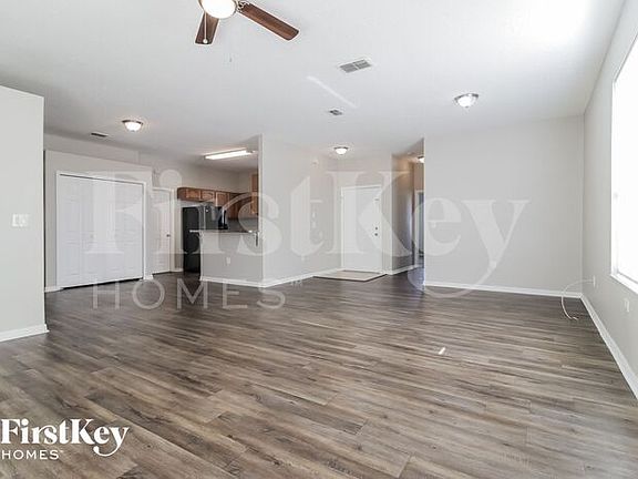 3rd image of 319 Bluff Pass Dr