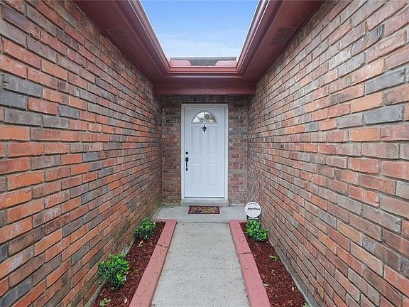 3rd image of 34 Oakley Dr