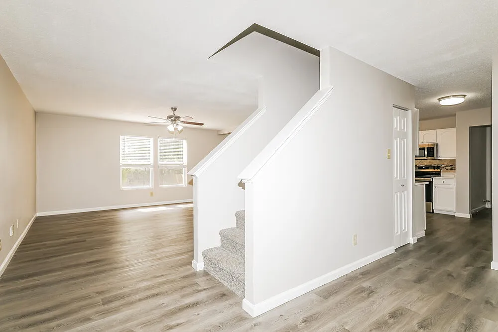 4 bed, 2.5 bath, 2328 sqft, $2,070 — Photo 4