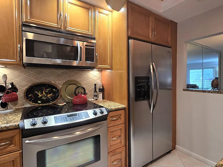 1161 Hillsboro Mile #107 — Photo 19
