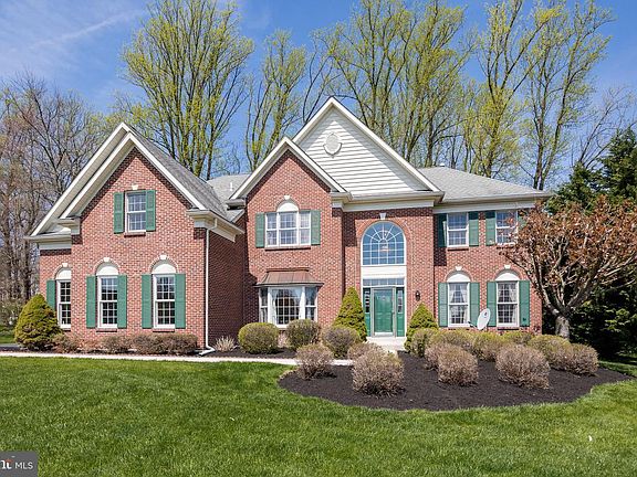 2nd image of 4 Roosevelt Cir