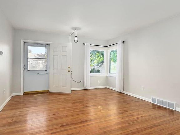 3rd image of 744 E Claybourne Ave