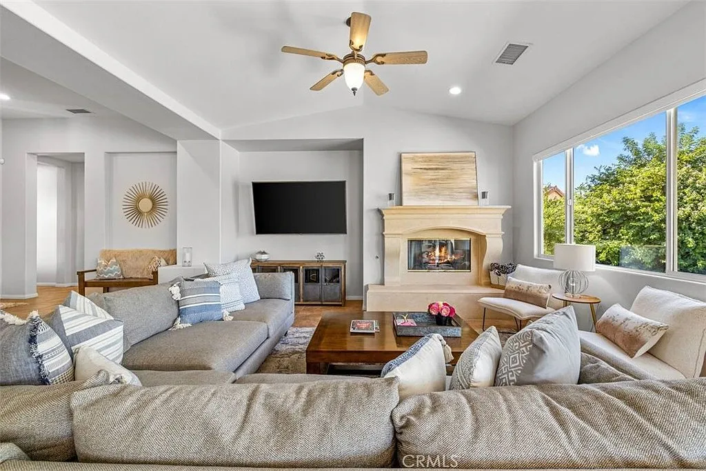 6 bed, 2776 sqft, $4,995 — Photo 3