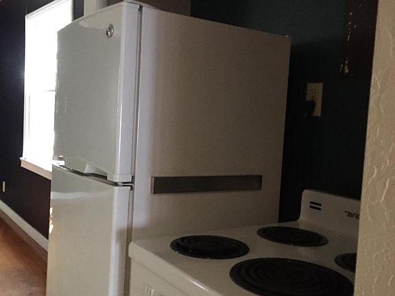 Kitchen (sink opposite)