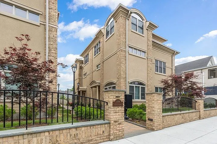 244 Adams St #2