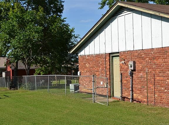 5th image of 421 Fairlane Dr
