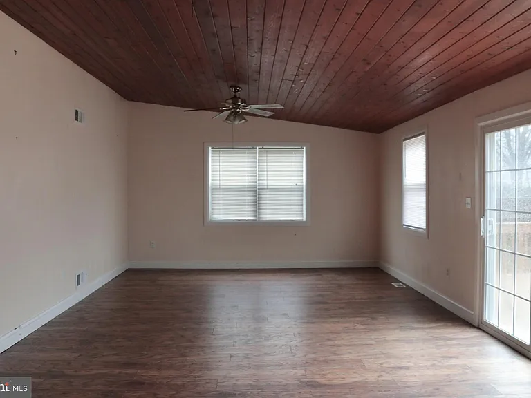 102 E Main St — Photo 14