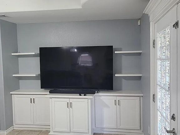 3rd image of 5942 Greenwood Dr