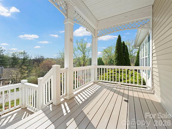 3rd image of 21 Old Applewood Ln
