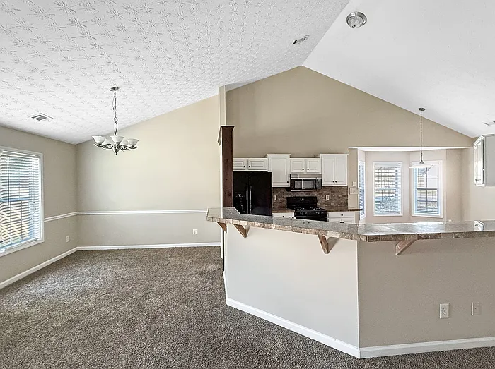 4 bed, 2.0 bath, 1976 sqft, $2,195 — Photo 3