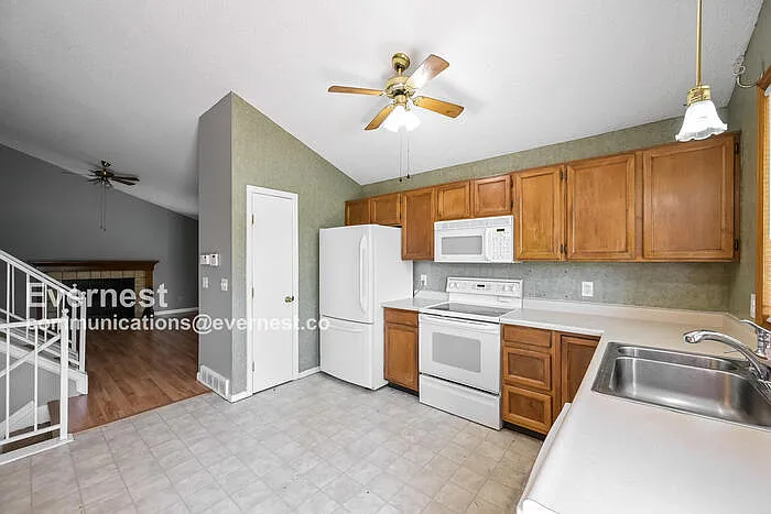3 bed, 2.0 bath, 1216 sqft, $2,550 — Photo 3