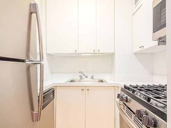 4th image of 350 W 51st St Ph B