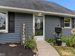 14 Iris Rd, Levittown, PA 19057