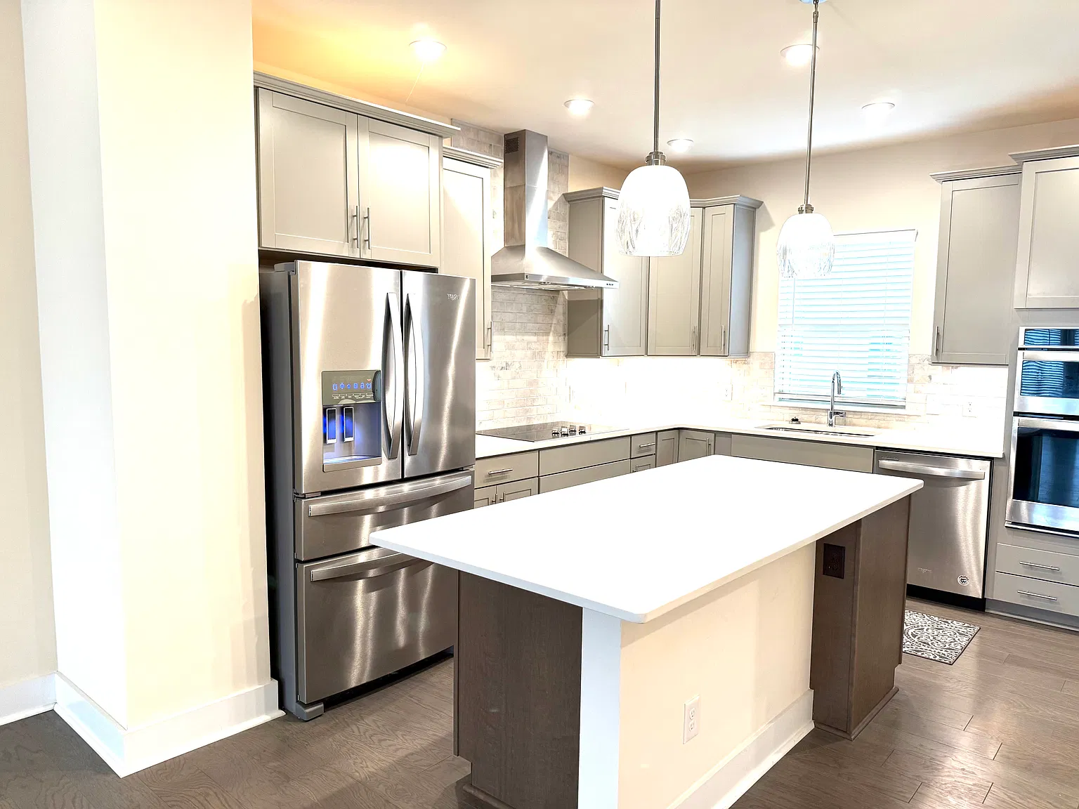 3 bed, 3.5 bath, 1930 sqft, $3,200 — Photo 2