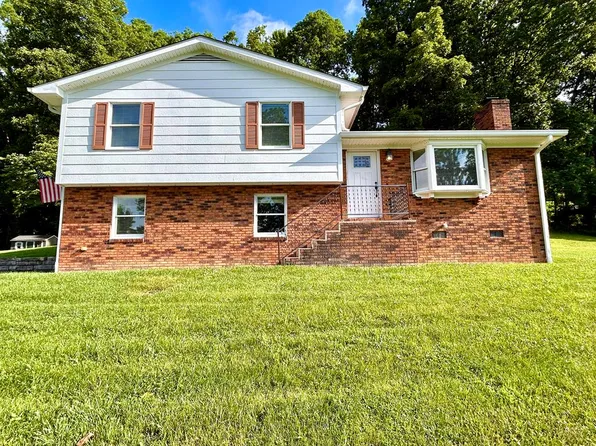956 Grace St, Pounding Mill, VA 24637