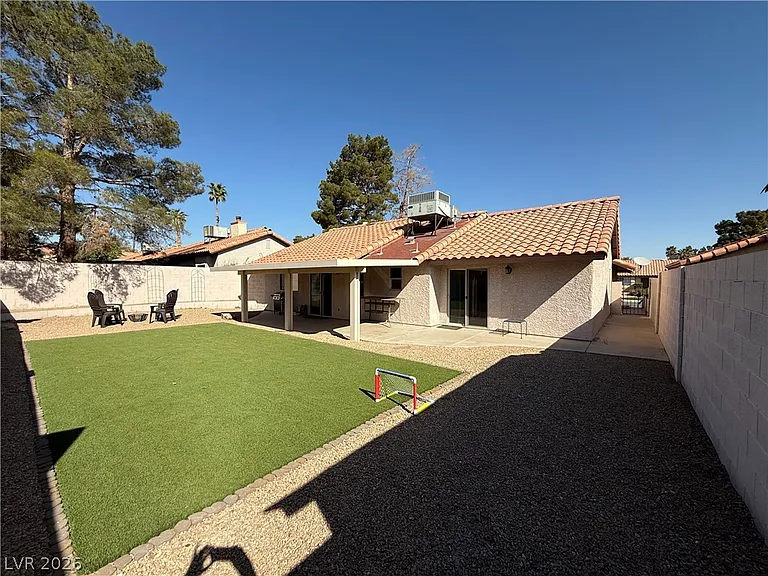 488 Chelsea Dr — Photo 18