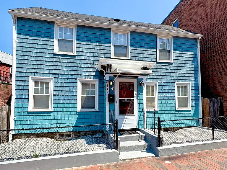 285 Roxbury St — Photo 1